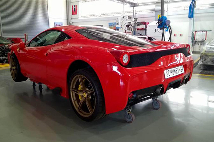 Chủ nhân mới của siêu xe này không chỉ bỏ ra số tiền khá lớn để mua lại chiếc siêu xe Ferrari 458 Speciale "mất đầu", mà còn phải tốn một khoản chi phí khổng lồ cho việc sửa chữa lại toàn bộ chiếc xe.