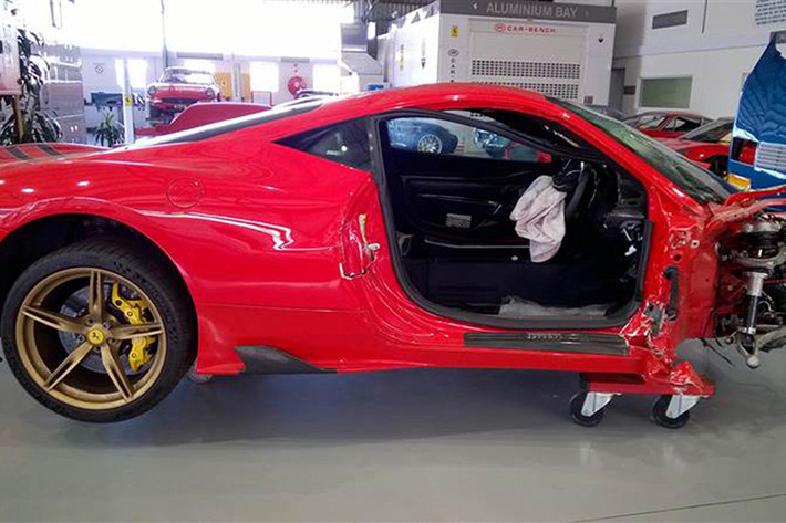 Chiếc siêu xe Ferrari 458 Speciale "mất đầu" chỉ mới đi được quãng đường dài 4.741 km. Ngoài những bộ phận hỏng nặng ở phần đầu, chiếc siêu xe còn bị vỡ kính chắn gió trước, túi khí ghế lái đã bung.