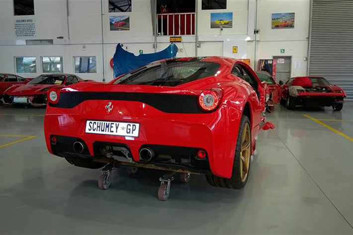 Nguyên nhân của vụ tai nạn là do người điều khiển Ferrari 458 Speciale bị mất lái khiến xe tông vào bức tường gần đó. May mắn là không có thương vong về người, nhưng siêu xe màu đỏ này đã bị hư hỏng nặng nề.