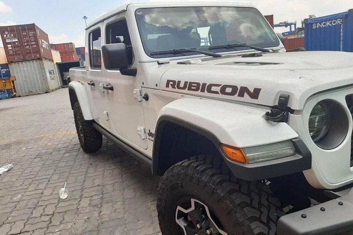 Ngoại hình Jeep Gladiator 2020 cũng không đem đến sự quá dữ dằn như các mẫu xe "cửa trên" và vẫn mang đặc trưng thiết kế của người Mỹ với những đường nét gồ ghề cùng cụm đèn pha hình tròn mang đậm tính truyền thống. Cũng giống bao "người anh em" nhà Jeep, Gladiator 2020 gần như không có sự đột phá nào về diện mạo tổng thể.