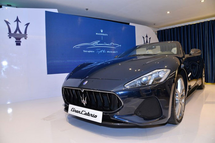 Maserati GranCabrio không phải là xe dành cho số đông. Hãng xe Ý định vị đối tượng khách hàng là những người có cá tính đặc biệt, lái xe cừ khôi và biết trân trọng thiết kế. Mặc dù mới ra mắt tại Việt Nam, tuy nhiên giá xe Maserati GranCabrio Sport 2018 hiện chưa được công bố chính thức đến người tiêu dùng.