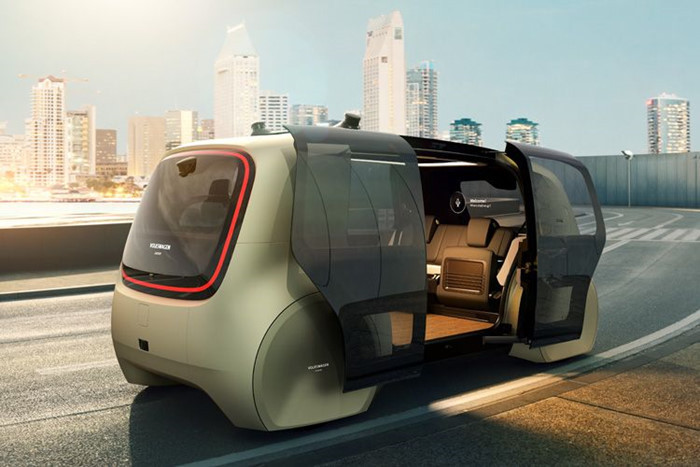Volkswagen Sedric có khả năng chạy hoàn toàn tự động, người dùng không phải can thiệp bất cứ thao tác nào tới xe để điều khiển vận hành. Hành khách muốn được xe đưa đón chỉ cần nhấn nút duy nhất tích hợp trên "chìa khoá" của xe. Chiếc xe sẽ tự động tới "đón" khách lên xe.
