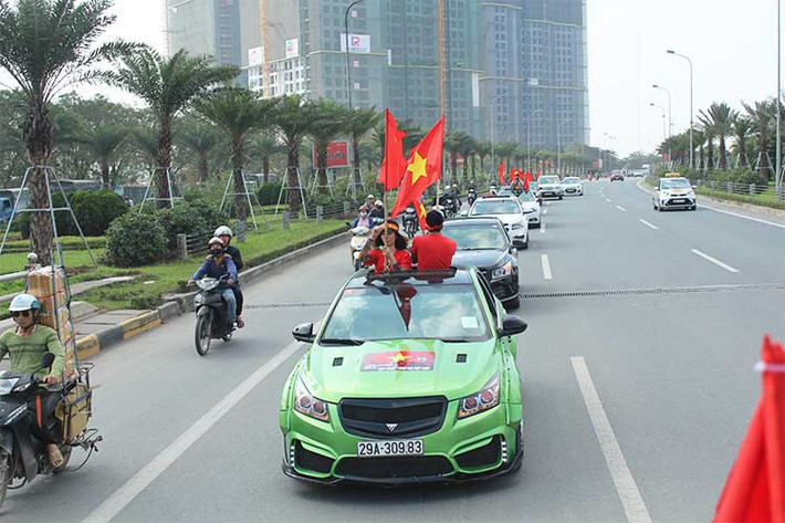 Sau đó cả đoàn tiếp tục quay về tập kết tại quảng trường Sân vận động Mỹ Đình để theo dõi trực tiếp trận bóng lúc 3h chiều nay giữa U23 Việt Nam và U23 Qatar và cổ vũ cho đổi tuyển bằng tất cả nhiệt huyết.
