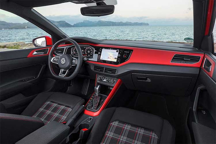 Polo GTI thế hệ mới sở hữu thiết kế đơn giản nhưng hiện đại, trẻ trung. Bảng táp-lô của xe được thiết kế hơi nghiêng nhẹ về phía người lái, tăng tính công thái học. Xe có tùy chọn bảng đồng hồ điện tử Active Info Display với giao diện trực quan hơn cùng hệ thống thông tin giải trí được giấu sau một tấm kính tương tự các mẫu tablet cao cấp.