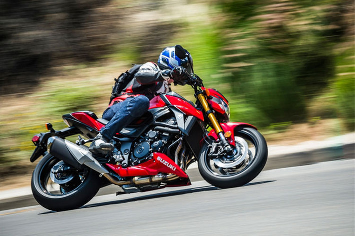 GSX-S750 mới tại Ấn Độ sẽ có bốn tùy chọn về màu sắc gồm đỏ (Mira Red), xanh da trời (Metallic Triton Blue), đen (Gloss Sparkle Black) và màu đen kim loại (Metallic Black). giá bans của xe được niêm yết từ 745.000 Rupee (tương đương 253 triệu đồng).