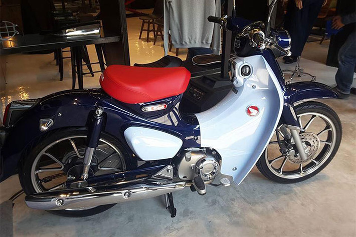 Chiều ngày 15/7 vừa qua phiên bản đặc biệt (Special Edition) của mẫu xe Honda Super Cub C125 nổi bật với thiết kế yên xe màu đỏ, dàn áo màu xanh đậm và ốp cánh 2 bên màu xanh nhạt rất độc đáo đã về Việt Nam, cụ thể là một đại lý xe máy tư nhân ở TP HCM. Đây cũng là phiên bản Cub C125 đặc biệt, duy nhất tính đến thời điểm hiện tại.