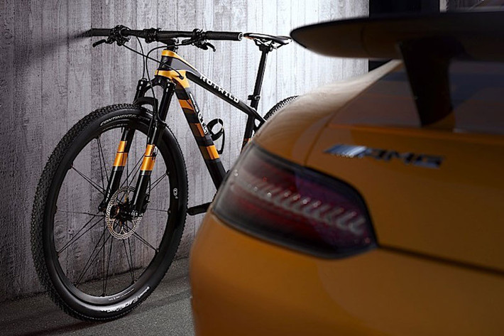 Xe cũng mang màu sơn vàng đậm và đen giống như AMG GT. Rotwild MTB sẽ được bán ra từ tháng 5.