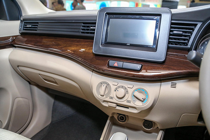 Riêng phiên bản Suzuki Ertiga GX cao cấp nhất được trang bị thêm nội thất ốp gỗ, vô-lăng đa chức năng được bọc da và ốp gỗ, chìa khóa thông minh, nút bấm khởi động, bộ điều chỉnh chiều cao ghế, chỗ để cốc phía trước lỗ thống gió, và một màn hình cảm ứng 6,8 inch cùng với khả năng kết nối Bluetooth.
