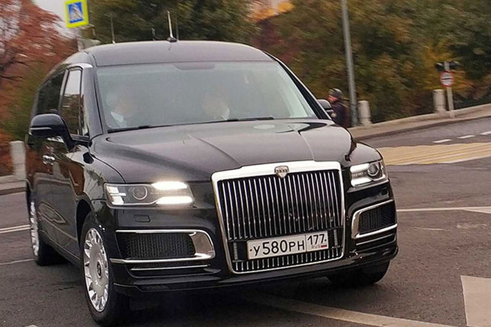 Nếu như mẫu sedan Senat đã từng ra mắt trong triển lãm ôtô Moscow 2018 diễn ra vào tháng 8 năm nay thì mẫu minivan Aurus Arsenal hạng sang hoàn toàn mới gần đây mới bị bắt gặp lăn bánh trên đường phố Nga.