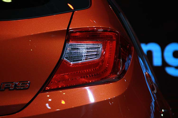 Hiện chưa có hình ảnh nội thất vì chiếc Honda Brio 2018 trong triển lãm VMS do không được mở cửa, do nhà phân phối xe Honda tại Việt Nam vẫn muốn lấy thêm ý kiến từ phía các khách hàng. Trong khi đó, tại thị trường Indonesia, Honda Brio RS 2018 sở hữu không gian nội thất bị đánh giá là không thay đổi nhiều so với trước, vẫn mang hơi hướng cũ.