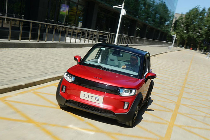 Mẫu xe điện đi trong thành phố Arcfox Lite có cái giá khá cao là 91.000 nhân dân tệ (tương đương 310 triệu đồng) cho phiên bản tiêu chuẩn, tính sau các khoản ưu đãi. Một mẫu xe đầy đủ trang bị có thể tốn đến 125.600 nhân dân tệ (tương đương 430 triệu đồng), tính sau các khoản ữu đãi.