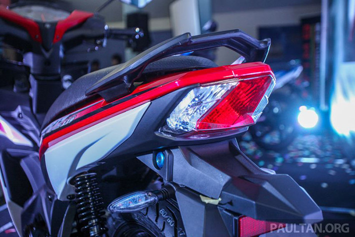 Không chỉ có đèn pha mà cụm đèn hậu cũng mang thiết kế tương tự như Honda Winner 150 với đèn phanh khá đơn giản. Tuy nhiên xi nhan sau của xe lại được thiết kế tách rời và đưa xuống tích hợp ở chắn bùn xe.