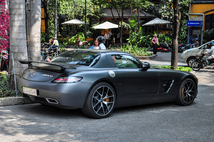 Việt Nam hiện có 4 chiếc SLS AMG GT. Hai chiếc bản coupe, một chiếc phiên bản đặc biệt Final Edition và một chiếc roadster (mui trần).