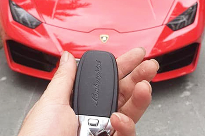 Huracan LP580-2 sở hữu khối động cơ V10, dung tích 5,2L giảm công suất từ 610 mã lực xuống còn 580 mã lực, đi kèm hộp số 7 cấp. Xe có khả năng tăng tốc từ 0-100 km/h trong 3,4 giây, tốc độ tối đa là 320 km/h.