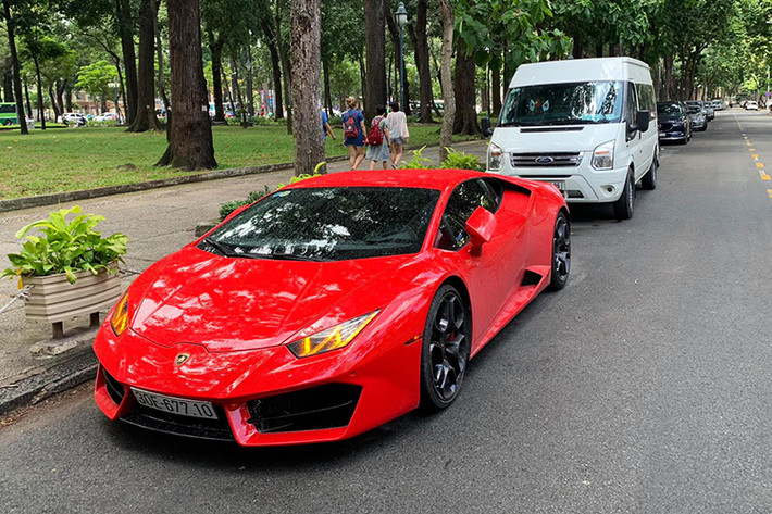 Tại thị trường Việt Nam, sau ngày 1/7/2016, giá siêu xe Lamborghini Huracan LP580-2 được công bố ở mức 19.899 tỷ đồng. Tuy nhiên mức giá chính hãng hiện nay lên tới hơn 20 tỷ đồng. Chiếc xe trong bài viết này đang được chào bán trên các diễn đàn với mức giá hơn 13 tỷ đồng, xe sản xuất 2015 đăng ký 2016 và mới chỉ lăn bánh 9000 km.