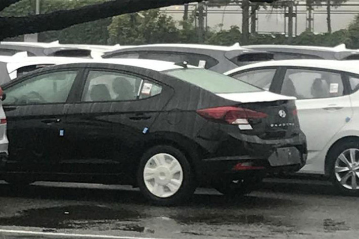 Trong đó, đáng chú ý nhất là phần đầu xe với lưới tản nhiệt Cascading Grille hiện đã trở thành nhận diện thương hiệu của hãng xe ôtô Hyundai. Tuy nhiên, trên Elantra 2019, lưới tản nhiệt này trông góc cạnh hơn nên có chút khác biệt với những mẫu xe Hyundai đời mới.