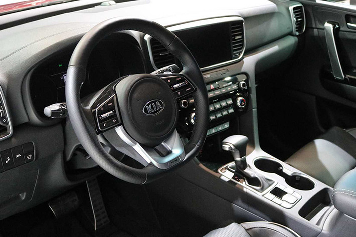 Ở phiên bản 2020, Sportage nâng cấp tính an toàn với hàng loạt công nghệ như cảnh báo tài xế lái xe mất tập trung, hỗ trợ giữ làn đường, cảnh báo va chạm trước và đèn pha thích ứng, điều khiển hành trình thông minh với tính năng Start&Stop. Xe được đánh giá là một chiếc SUV cỡ nhỏ trang bị tốt, đặc biệt ở phiên bản GT-Line S hàng đầu.