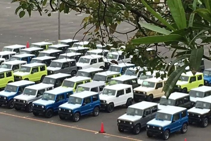 Lần xuất hiện này của mẫu xe Suzuki Jimny 2018 không hề đơn độc, có vẻ như hãng xe Nhật Bản đang thực hiện một cuộc diễn tập hay quảng cáo nào đó vì đoạn clip ngắn cho thấy có hàng chục chiếc Jimny xếp hàng gọn gàng ở đằng sau nhà máy của Suzuki và không hề che đậy.