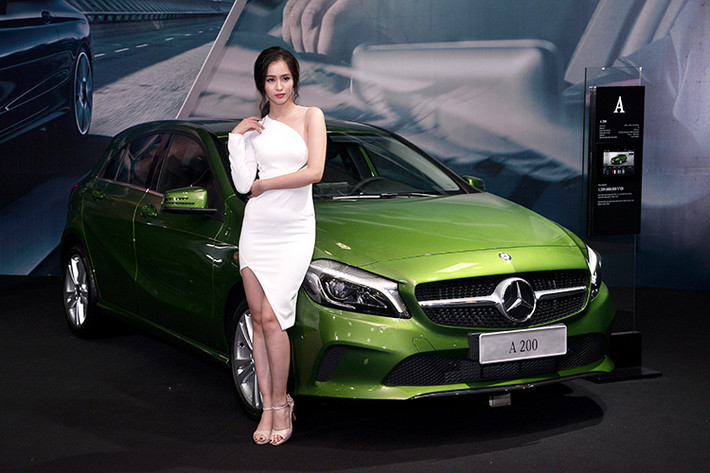 Trong đó, các dòng xe cao cấp nhất của Mercedes như S-Class và Maybach hội tụ trong một khu vực riêng, gồm có đầy đủ các đại diện như coupe, cabriolet... Khách hàng cũng có thể khám phá một số dòng xe phổ biến của Mercedes tại Việt Nam như E-Class, C-Class, GLC-Class...