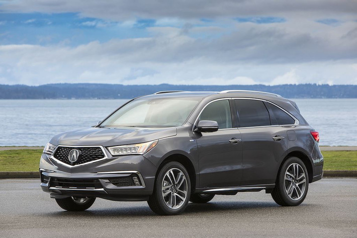 Cạnh tranh với các đối thủ như BMW X5 và Mercedes GLE-Class, thương hiệu xe sang trực thuộc Honda là Acura cũng có dòng MDX ra mắt lần đầu từ năm 2000. Thế hệ thứ 3 của mẫu SUV hạng sang Acura MDX đã được ra mắt từ năm 2013 và mặc dù trải qua đợt nâng cấp lớn vào năm 2016, chiếc xe vẫn đang tỏ ra thua kém các đối thủ thế hệ mới.