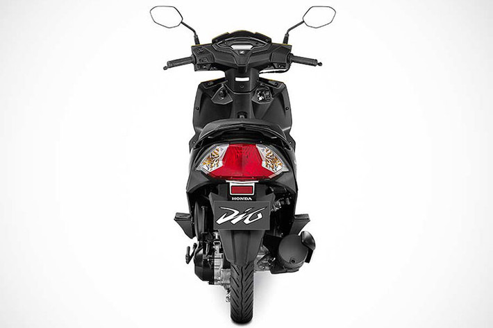 Một số trang bị và tính năng khác trên Honda Dio Deluxe 2018 là ốp cách nhiệt cho ống xả, hai móc treo đồ và ổ khóa 4 trong 1, gồm khóa điện, khóa từ, khóa cổ và khóa yên. Ngoài ra, bên trong cốp xe còn có thể lắp đặt thêm cổng sạc điện thoại nếu khách hàng có nhu cầu.