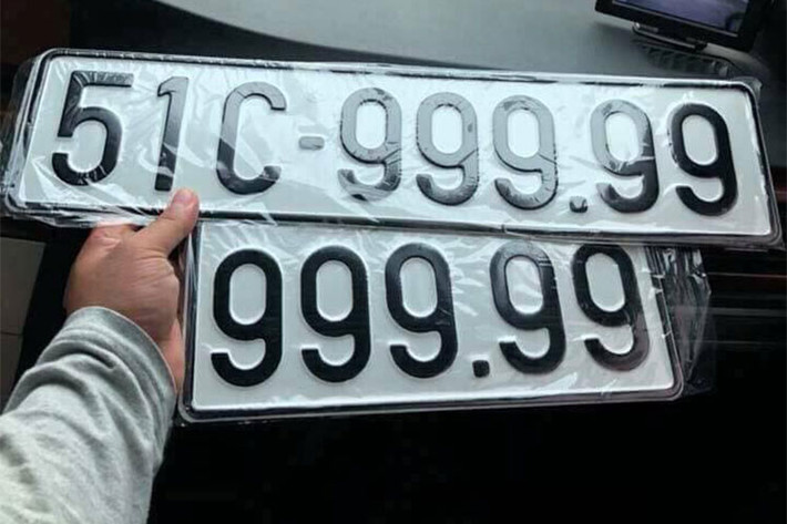 Sau khi chủ nhân chiếc xe bán tải Ford Ranger biển ngũ quý "trưng hàng" trên mạng xã hội, nhiều người đã gửi lời chúc mừng tới chủ nhân chiếc xe kể trên vì sự may mắn này. Theo giới thạo xe cho hay giá trị biển số này còn cao hơn nhiều lần so với giá bán của chiếc xe bán tải nhà Ford.
