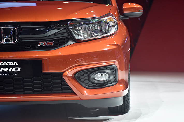 Trên đầu xe xuất hiện cụm đèn pha góc cạnh lấy từ người anh em MPV giá rẻ Mobilio và lưới tản nhiệt mạ crôm dày dặn giống Amaze thế hệ mới. Đằng sau xuất hiện cửa cốp một nửa bằng kính, cụm đèn hậu rộng hơn và ăng-ten nhỏ trên nóc. Ngoài ra, xe còn được trang bị bộ vành hợp kim 15 inch sơn 2 màu theo phong cách thể thao.