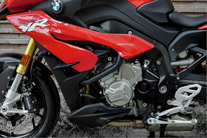 Ngoài ra, để đảm bảo an toàn cho mẫu xe hiệu suất cao này lưu thông ổn định nhất, BMW còn trang bị trên xe hệ thống phanh ABS Pro giúp ổn định xe khi vào cua ở tốc độ cao và nâng cấp hệ thống hỗ trợ sang số nhanh Gear Shift Assist Pro (Up – Down), thuyết phục ngay cả những khách hàng lần đầu tiên trải nghiệm.