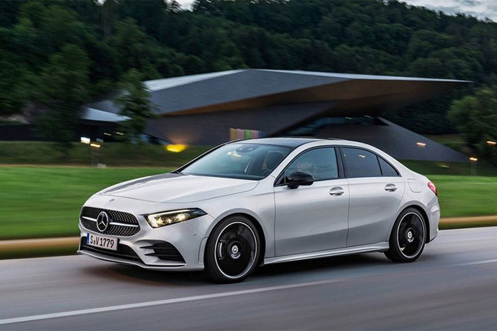 Mẫu Mercedes A-Class sedan 2019 sẽ chính thức có mặt tại các đại lý Mỹ vào cuối năm nay với hàng loạt các công nghệ tối tân tích hợp trên mọi cấu hình. Xe có thể nằm ở vị trí thấp nhất trong đội hình của Mercedes-Benz nhưng chắc chắn không hề mang lại cảm giác "rẻ tiền" (trong phân khúc xe sang) như nhiều người có thể lầm tưởng.