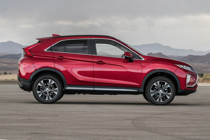 Eclipse Cross thế hệ mới sở hữu thiết kế trẻ trung theo ngôn ngữ Dynamic Shield đặc trưng của Mitsubishi, hướng đến nhóm khách hàng trẻ tuổi, năng động. Kiểu dáng lai coupecủa xe mang nhiều nét tương đồng với mẫu xe đang bán chạy hiện nay là C-HR của “đồng hương” Toyota.