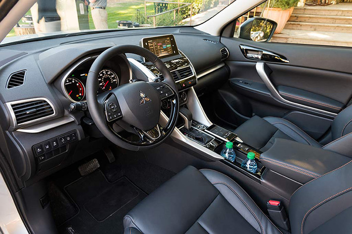 Bên trong nội thất, bảng táp-lô của Eclipse Cross thiết kế chia tầng rõ rệt. Những đường viền ốp chạy ngang bảng táp-lô, cắt dọc từ bệ trung tâm màu kim loại đem tới cho xe cảm giác hiện đại, năng động hơn. Vô-lăng trên mẫu xe này thiết kế 3 chấu, bọc da được lấy cảm hứng từ Outlander.