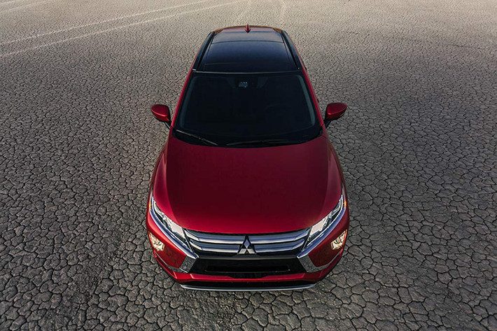 Phần đầu Mitsubishi Eclipse Cross 2019 mới thiết kế khá hầm hố với phần mái được làm vuốt cong ra phía sau. Lưới tản nhiệt có dạng miệng cười nối liền 2 cụm đèn pha sắc sảo tích hợp dải LED định vị. Bên cạnh đó đầu xe còn được tạo điểm nhấn với những đường viền kim loại mạ chrome tạo sự khỏe khoắn và đầm chắc.