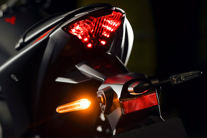 Trong khi đó, phần yên và đuôi xe Yamaha MT-03 2020 không có gì thay đổi, vẫn giữ nguyên thiết kế kế của Yamaha MT-03 bản cũ. Mặt đèn phanh phía sau vẫn mang thiết kế hình viên kim cương, phía dưới là chắn bùn tích hợp pát biển số được bố trí cặp xinhan LED và đèn soi biển.
