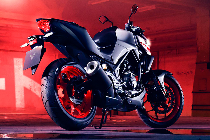 Thay đổi đáng chú ý nhất trên Yamaha MT-03 phiên bản mới chính là phần đầu đèn của xe. Thay thế cho đầu đèn xe cũ không mấy bắt mắt là đầu đèn mới hầm hố và nổi bật hơn, lấy cảm hứng thiết kế từ đầu đèn của đàn em Yamaha MT-15 nhưng mang thiết kế hoàn thiện và liền lạc hơn.