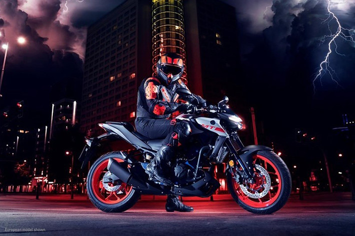 Về mặt vận hành, Yamaha MT-03 2020 tiếp tục được trang bị động cơ xylanh đôi, DOHC, 4 van, dung tích 321 cc, làm mát bằng dung dịch, sản sinh công suất tối đa 42 mã lực và mômen xoắn cực đại 29,6 Nm. Đi kèm là phun xăng điện tử và hốp số 6 cấp.