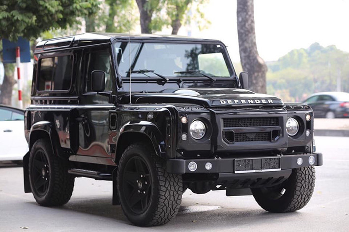 Tại thị trường Anh Quốc, giá xe Land Rover Defender "The End Edition" có giá lên tới 49.999 Bảng (tương đương khoảng 1,47 tỷ đồng). Sau khi về Việt Nam, giá trị ước tính của mẫu xe này sau khi ra các loại thuế phí là khoảng 5 tỷ đồng tại đại lý xe tư nhân ở Hà Nội.