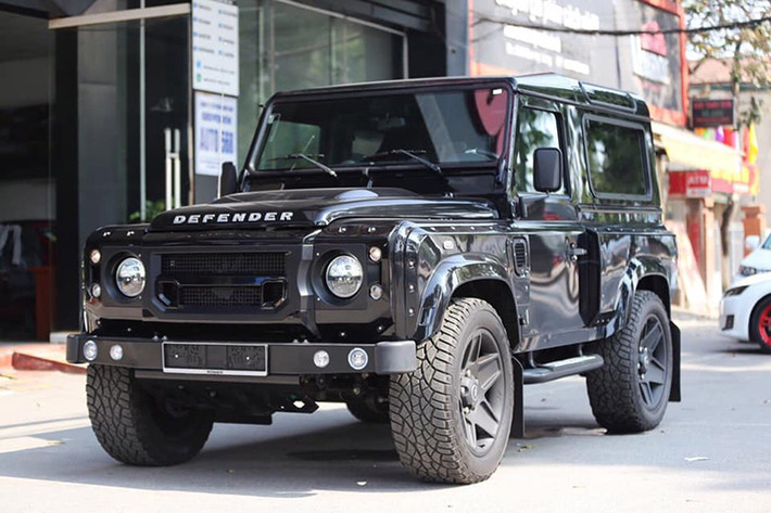 Hãng độ nổi tiếng Chelsea Truck Company - chi nhánh chuyên nâng cấp xe offroad được thành lập vào năm 2010 và trực thuộc hãng độ Anh Quốc Kahn Design đã tạo ra bản độ Land Rover Defender mang tên "The End Edition" với 25 chiếc trên toàn thế giới. Chiếc xe trong bài viết này nằm trong số 1/25 được một đại lý xe nhập khẩu đưa về Việt Nam.
