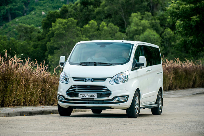 Tourneo mới có ngoại hình mạnh mẽ với kiểu thiết kế “Dramatic” giống như các dòng xe du lịch của Ford. Cụm đèn trước độc đáo được trang bị dải đèn Led ngày và lưới tản nhiệt hình lục giác to lớn năng động, hốc hút gió và cụm đèn chiếu sáng thiết kế lớn, thể hiện sự mạnh mẽ kết hợp các đường viền mạ cờ-rôm quanh đèn sương mù, cột đèn hậu cứng cáp ốp đứng hai bên đuôi xe.
