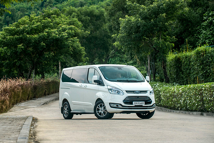 Ford Tourneo 2019 mới là mẫu MPV đầu tiên mà Ford quyết định lắp ráp tại Việt Nam sau các thành công của Ranger và Transit trên thị trường. Khác với "đối thủ" Kia Sedona, Tourneo lại có kiểu dáng MPV phong cách châu Âu và gây ấn tượng với kiểu dáng to lớn, thân ngang bề thế, cứng cáp nhưng vẫn đảm bảo góc thoát gió lớn của thiết kế khí động học.