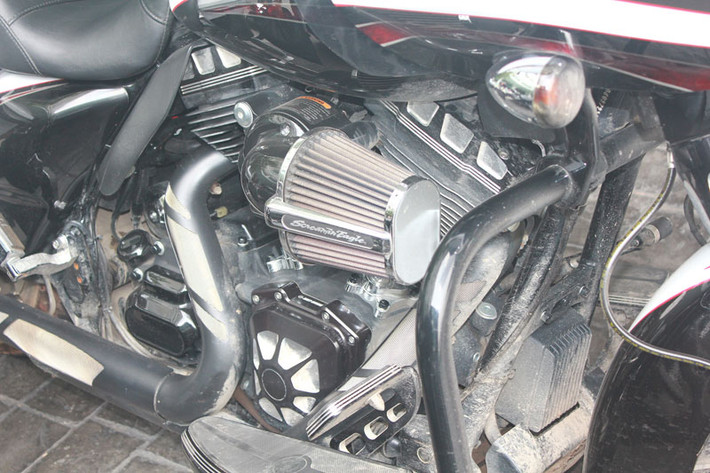 Xe sở hữu bộ lọc gió Screamin’ Eagle®. Road Glide® đồng thời cũng chính là một trong bốn mẫu xe được Harley-Davidson tuyển chọn vào bộ những chiếc CVO (Xe mô tô độ chính hãng) của họ.