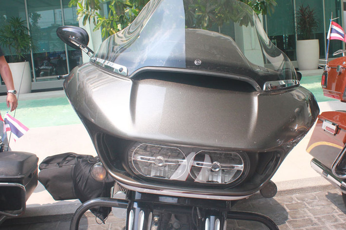 Xe được trang bị kính chắn gió tùy chỉnh và đèn pha hai mắt đối xứng nằm giữa fairing rất lớn với các đường góc cạnh đậm chất Mỹ gây ấn tượng mạnh mỗi khi xuống đường.