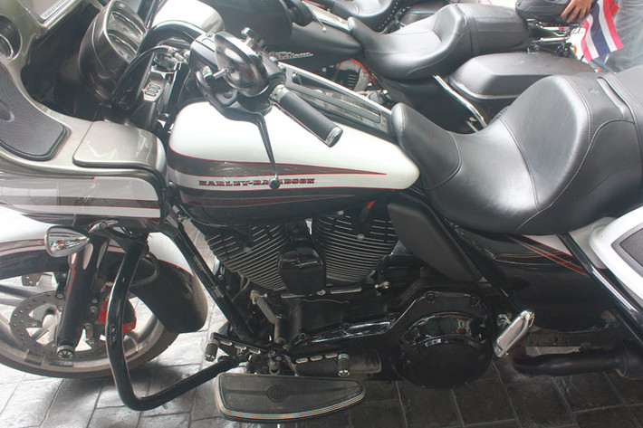 Harley Davidson Road Glide Special 2015 chứa đựng rất nhiều tiện nghi cao cấp của dòng xe du lịch đường trường với ba khe chia dòng khí trên mặt nạ chắn gió gắn trên khung hoàn toàn mới, giúp giảm hầu hết rung động của phần đầu xe.