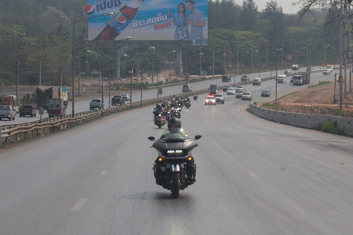 Harley-Davidson Road Glide sẽ đem đến cảm giác lái dễ chịu hơn. Đặc biệt là khi tay lái đã được làm mới, kéo gần về phía người sử dụng hơn đến 14cm. Điều này giúp cho những người tay ngắn vẫn có thể sử dụng xe một cách thoải mái và đỡ mỏi.