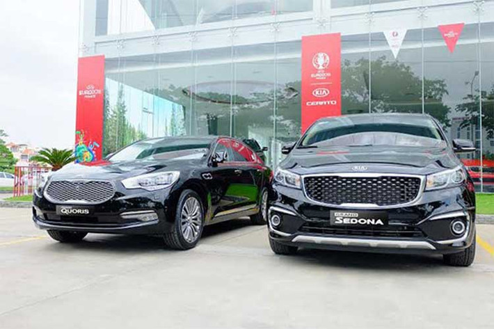 Xe Sedona bản AT được giảm từ 1,158 còn 1,108 tỷ đồng. Đây là dòng xe đa dụng MPV cỡ lớn, trước đây còn được biết đến với cái tên Carnival tại Việt Nam. Sedona là một mẫu xe cho gia đình đa năng với nội thất rộng rãi cho những chuyến đi dài ngày được khá ưa chuộng.