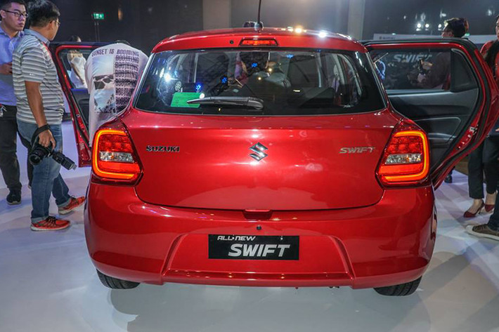 Suzuki Swift mới được trang bị đèn LED định vị ban ngày, đèn hậu LED, đèn pha Halogen truyền thống ở bản GL và đèn pha LED ở bản GLX.