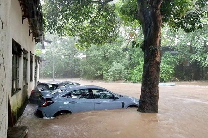 Đây không phải lần hiếm hoi các siêu xe và xe sang tại Hồng Kông bị nước lũ bao vây, vào năm ngoái, cơn bão Hato đổ bộ vào tới đây cũng đã khiến nhiều ôtô bị hư hỏng nặng và gây thiệt hại nặng nề.