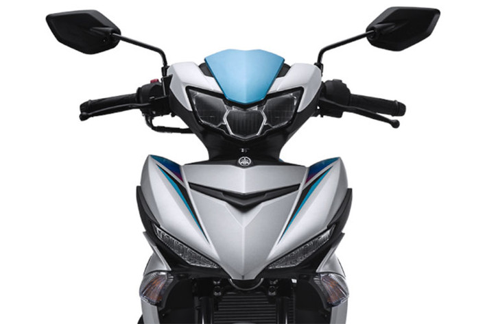 Các chi tiết bao gồm; đồng hồ với màn hình LCD điện tử lớn giống như trên Yamaha NVX, đèn pha LED tăng độ sáng, khóa định vị xe, các nút bấm chức năng mới như nút bật tắt động cơ và nút Passing.