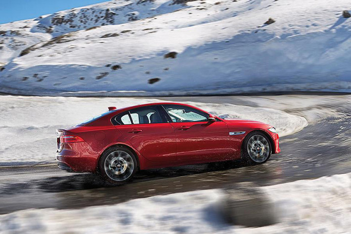 Tại thị trường quê nhà Anh quốc, Jaguar XE 2017 sẽ được bán với mức giá khởi điểm từ 26.990 bảng Anh (tương đương 41.051 USD, khoảng 1 tỷ đồng). Giá bán Jaguar XE tại thị trường Mỹ sẽ thấp hơn khá nhiều bao gồm 3 phiên bản đi kèm tùy chọn động cơ.