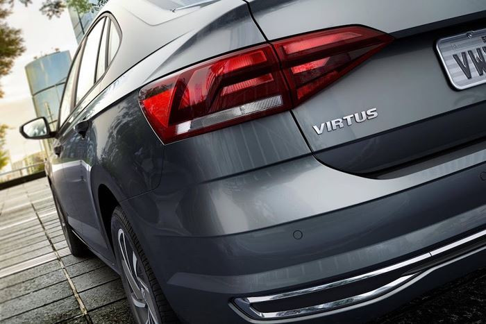 So với Polo, Virtus đã có chiều dài tăng lên 450mm, đạt chiều dài 4,84m và trục cơ sở 2,65m. Phần đuôi đã được tích hợp một cách khá nhuần nhuyễn với kiểu dáng của chiếc xe nhờ có vòm mui thuôn dài về phía sau. Với phần đuôi mới, Virtus có thể tích khoang hành lý đạt 521 lít - lớn hơn so với Polo khi lưng hàng ghế sau dựng thẳng.
