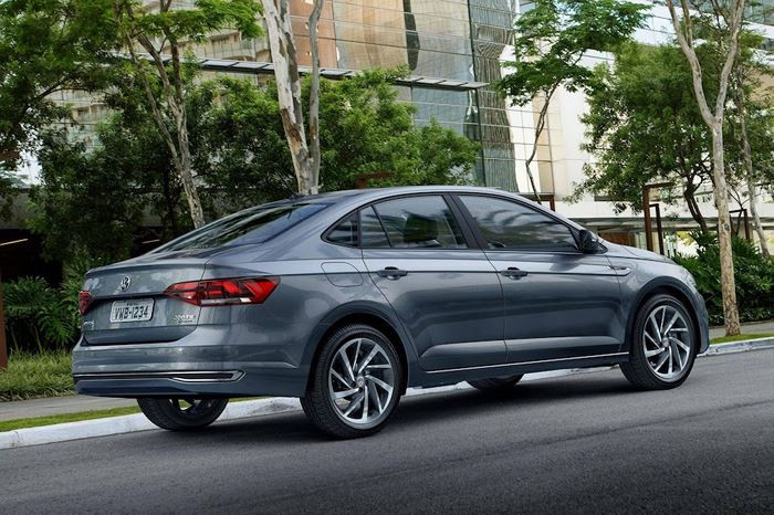 Đúng như những dự đoán trước đó, thiết kế nội thất của Virtus đã được hãng xe Volkswagen "bê nguyên" từ Polo sang. Là một mẫu sedan hạng B, các vật liệu chính bên trong nội thất vẫn chủ yếu là nhựa, tuy nhiên các phiên bản cao cấp của xe cũng có ghế bọc giả da khá sang trọng.